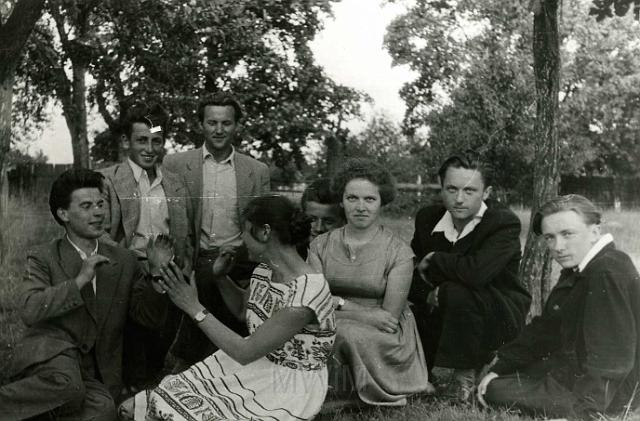 KKE 3874.jpg - Bracia Rudakowie. Od prawej: Antoni i Eugeniusz, z miejscową młodzieżą, Nadleśnictwo Dybowo, 1958 r.